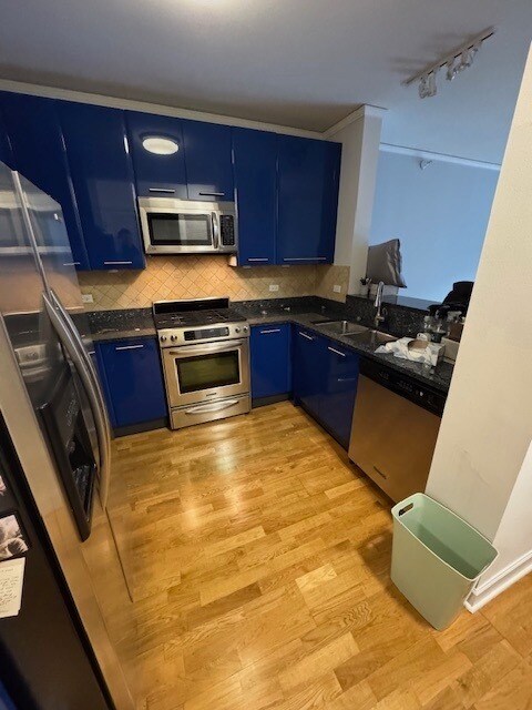 Building Photo - 450 E Waterside Dr