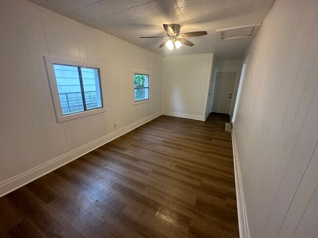 Building Photo - 1908 E Mimosa Ave