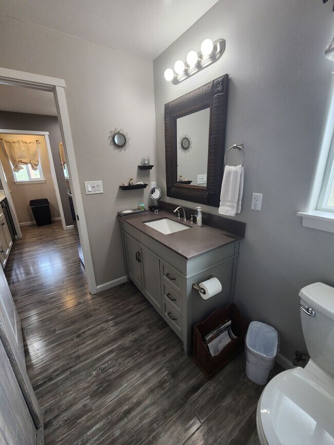 Building Photo - Beautiful Updated Unfurnished Apartment- All Utilities Included!