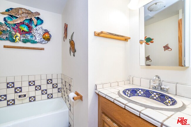 Building Photo - 100 S Doheny Dr