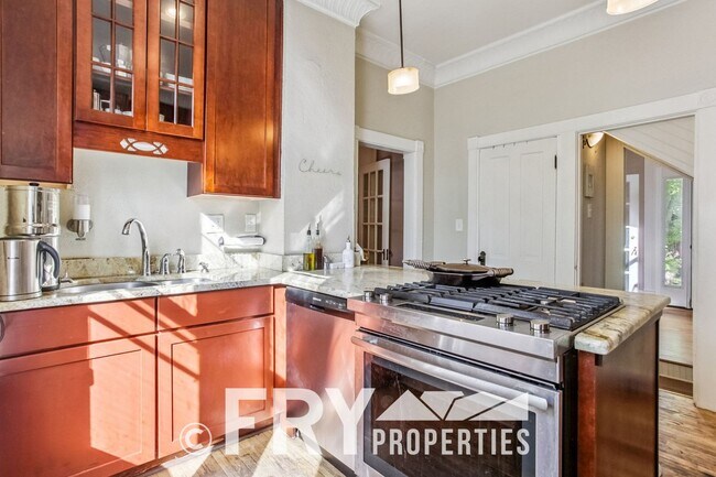 Building Photo - Beautiful Home in Amazing Location