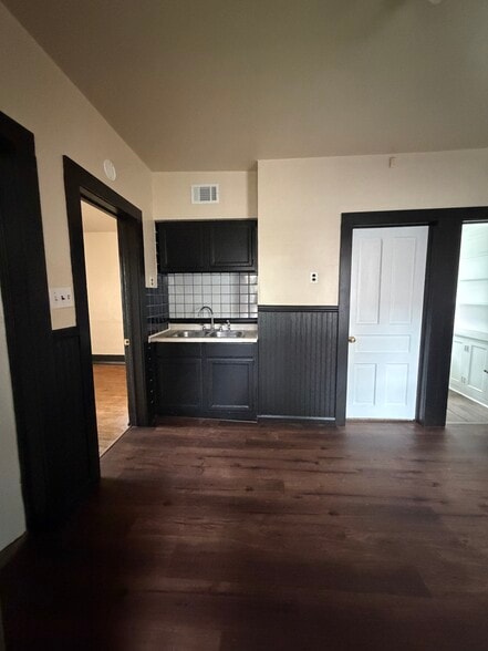 Building Photo - 2647 S 28th St