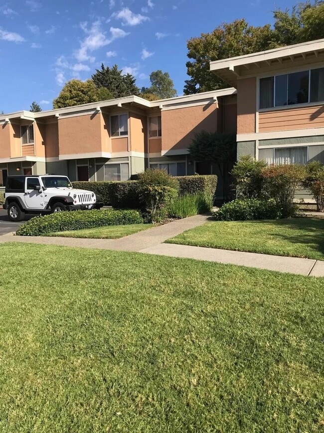 Building Photo - Davis 3 bedroom 2 bath condo in a great location-Fall rental