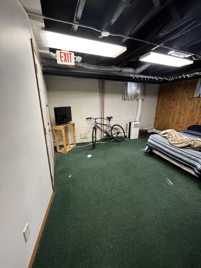 Building Photo - 1 bedroom near UWEC Available June 1st!