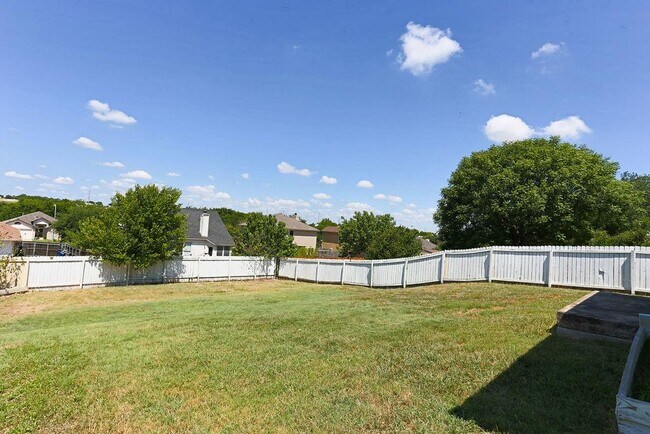 Building Photo - 215 Estate Dr