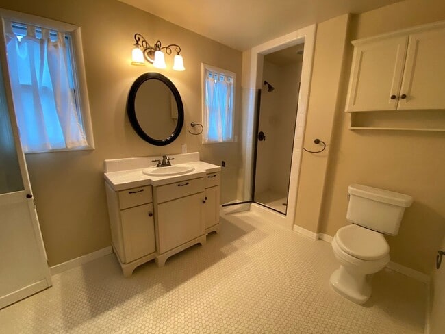 Building Photo - 4 Bedroom 3 Bathroom Land Park Home