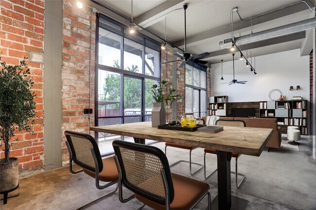 Building Photo - 915 N San Jacinto St