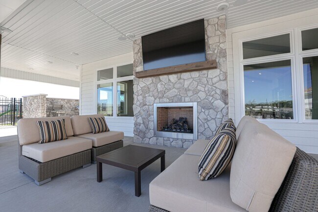 Building Photo - 3 bed, 2.5 bath Summerfield Townhome found in Rexburg!