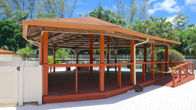 Building Photo - 3940 Inverrary Blvd