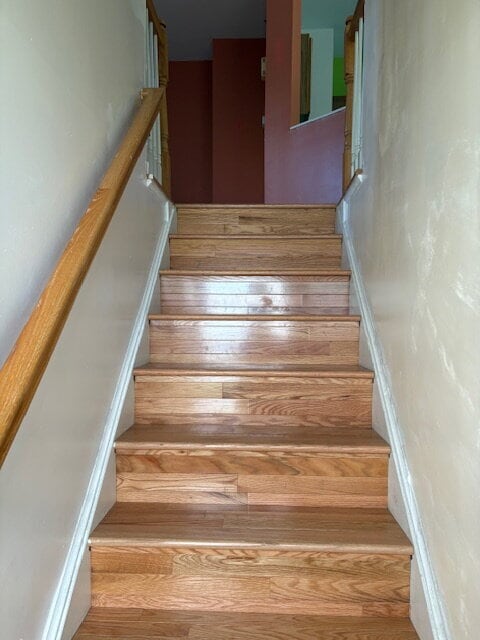 Building Photo - Charming townhouse on Metro bus line, shor...