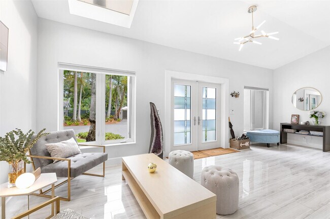 Building Photo - 913 Coconut Dr