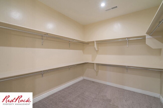 Building Photo - Stunning 4 Bedroom Home. Dog friendly!