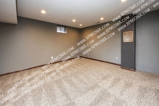 Building Photo - 900 SE Woodbine Dr
