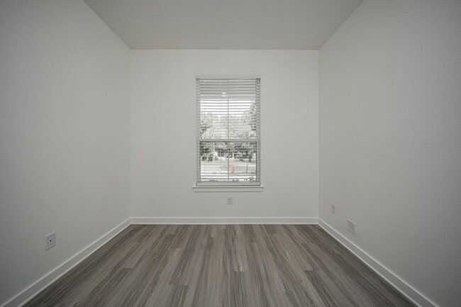 Building Photo - 1606 W 5th St