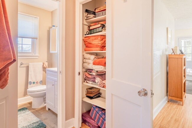 Building Photo - 104 Sharyn Ln