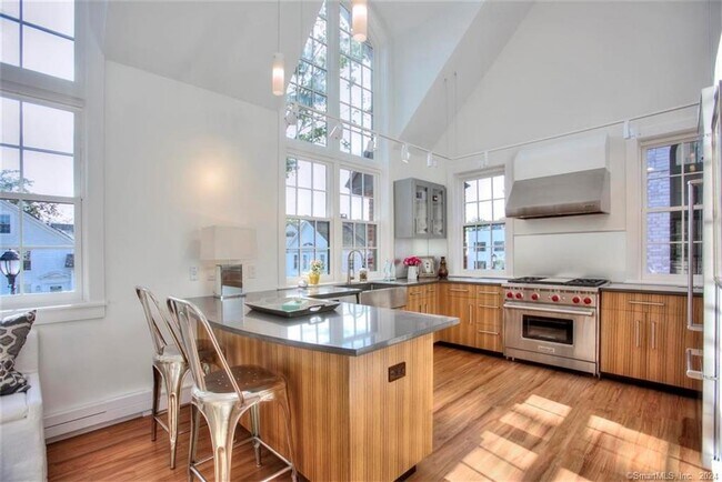 Building Photo - 5 Church Ln