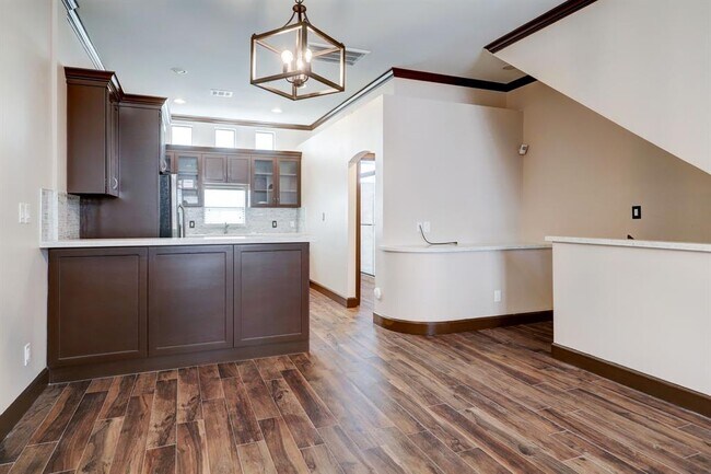 Building Photo - 8715 Meadowcroft Dr