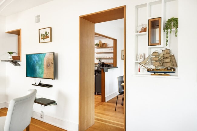 Building Photo - 11520 Roosevelt Way NE