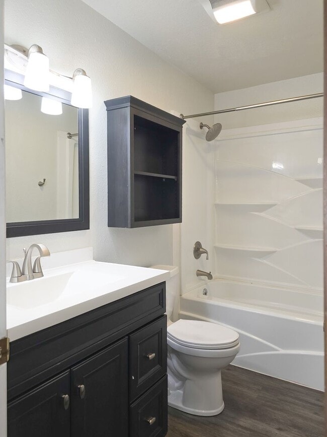 Building Photo - 2 Bed/1Ba Condo