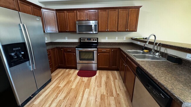 Building Photo - Coralville 4 Bedroom 4 Bath 3 Level Town H...