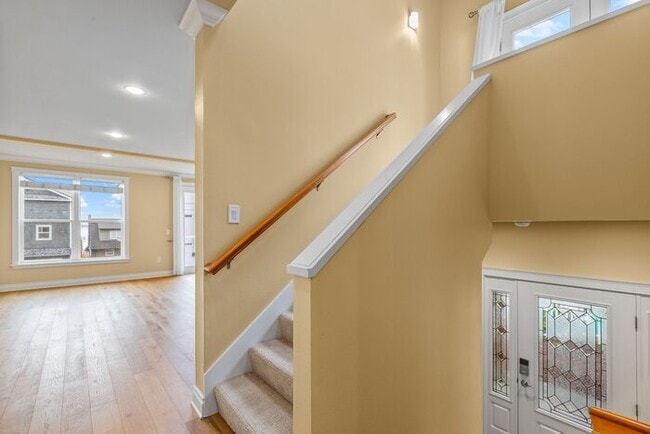Building Photo - Quintessential West Seattle Townhome with Air Conditioning