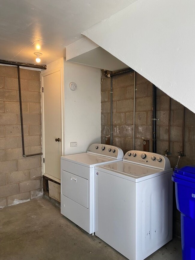 Building Photo - Two Bedroom Townhome W/ Parking, Dishwasher & In Unit Washer/Dryer!