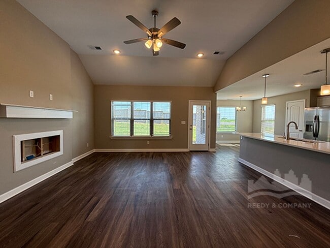 Building Photo - Welcome to this spacious 4 bedroom, 3 bath...