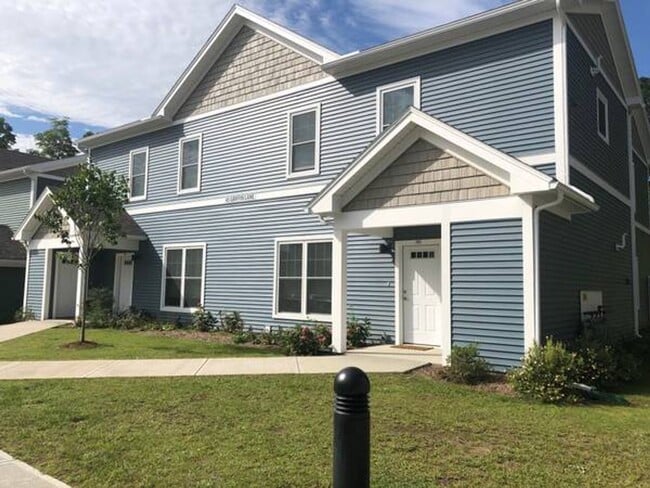 Building Photo - 2 bed, 1 bath apartment with washer and dryer included