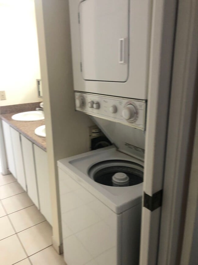 Building Photo - 1/1/2 - Penthouse Unit- Utilities Included - Large Covered Lanai w/Ocean & City Views