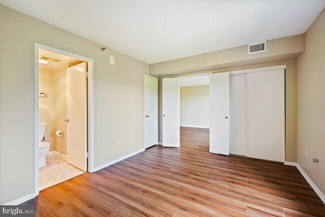 Building Photo - 15101 Interlachen Dr