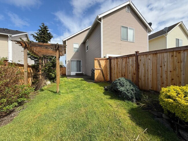 Building Photo - DuPont 2365 SF 3 bedroom plus loft home.