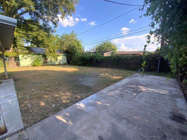 Building Photo - 610 Fostoria Ln