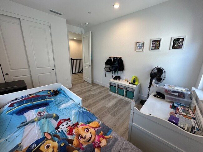 Building Photo - Beautiful 3 Bedroom, 2.5 Bath Mountain House Home.