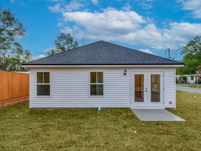 Building Photo - 3 Bedroom Home Available In Crawfordville ...