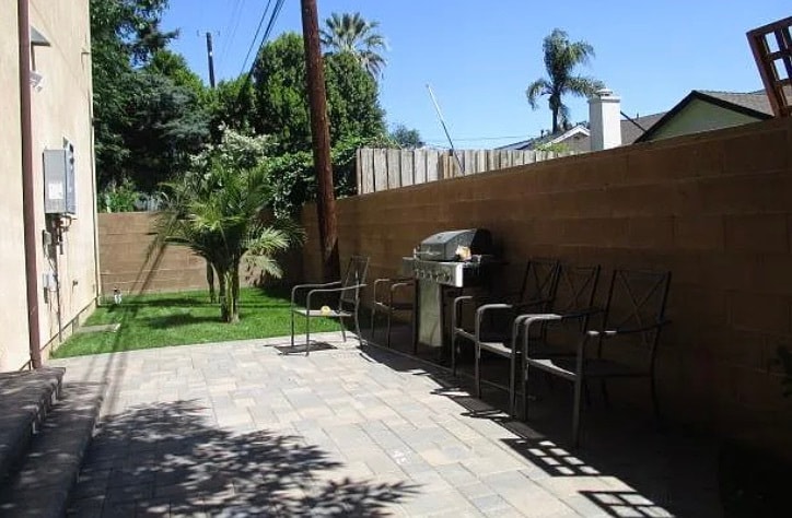Building Photo - 6848 Encino Ave