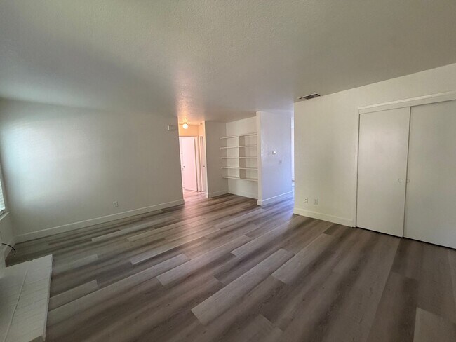 Building Photo - Beautiful 2 bedroom 1 bath Available today! Apply today!