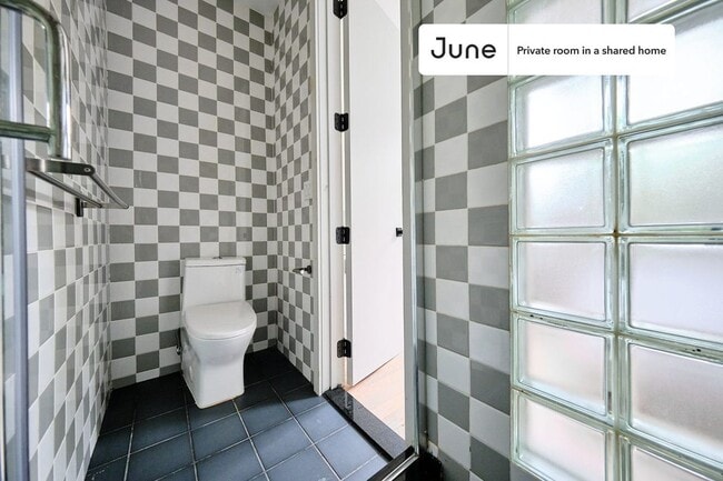 Building Photo - Room in Shared 3 bed/3 bath home