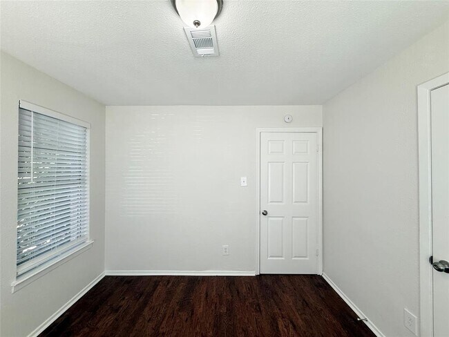 Building Photo - 3633 N MacGregor Way