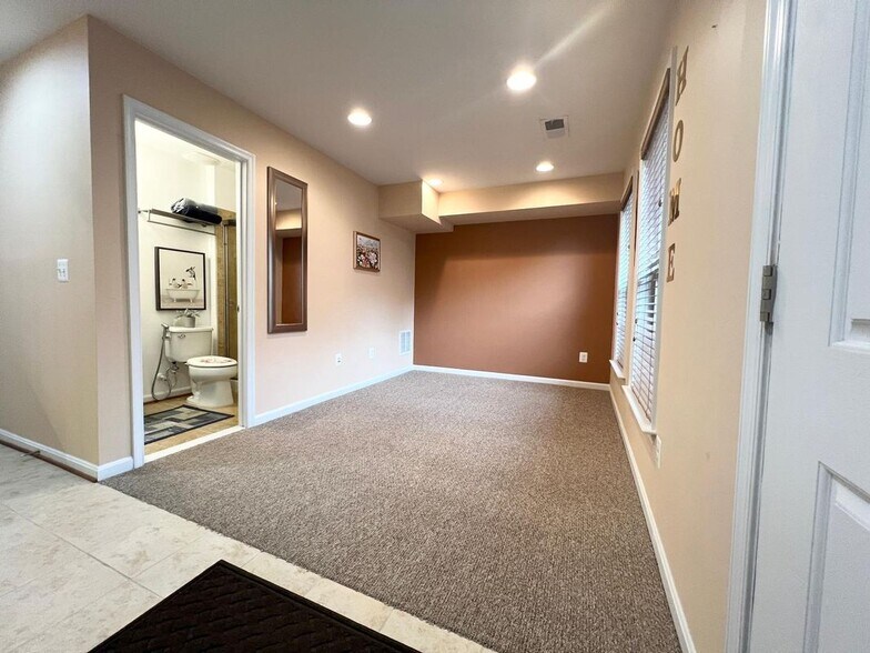 Building Photo - 1604 Sebring Ct