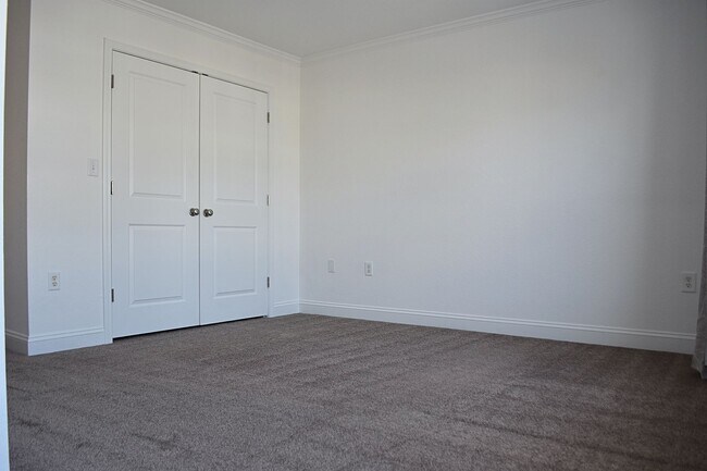 Building Photo - Like NEW 2 Bedroom 2.5 Bath Townhouse in V...