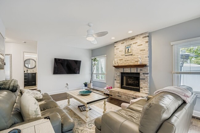 Building Photo - 53 Falcon Pl