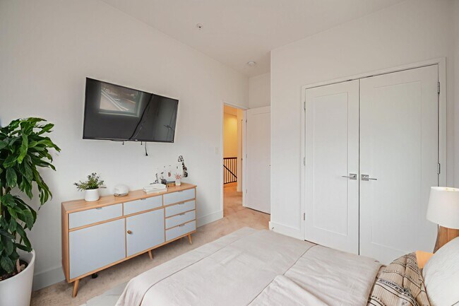 Building Photo - 404 51st St SE