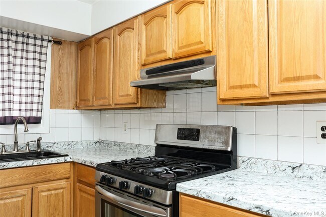 Building Photo - 13 Regina Pl