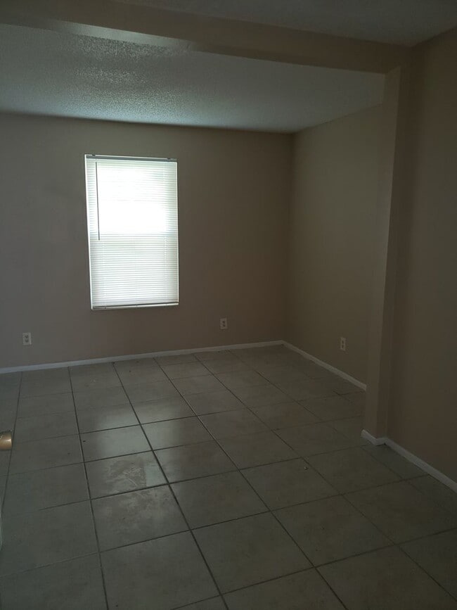 Building Photo - Nice and Spacious Condo 2Bed/1Bath