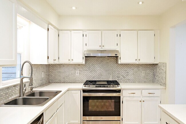 Building Photo - Pet-Friendly Minor Hill Townhome