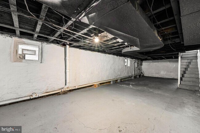 Building Photo - 5011 Larchwood Ave