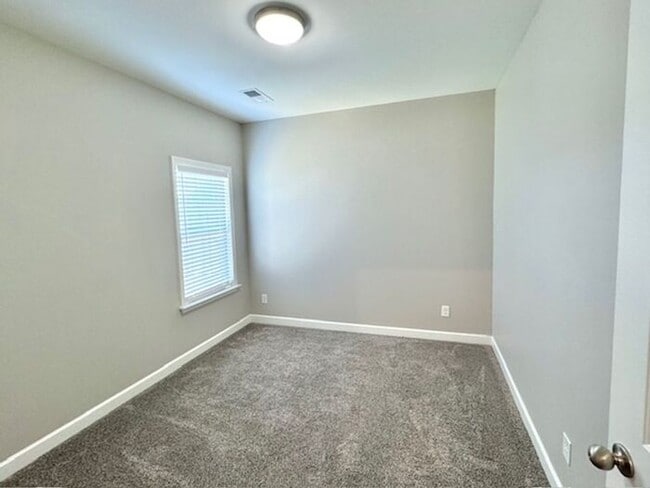 Building Photo - Now Leasing a 5-bedroom 3 bath home in Hor...