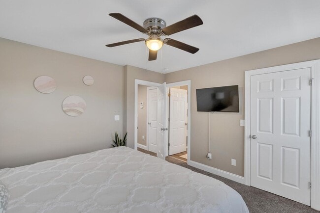 Building Photo - Updated coastal townhome- fully furnished!