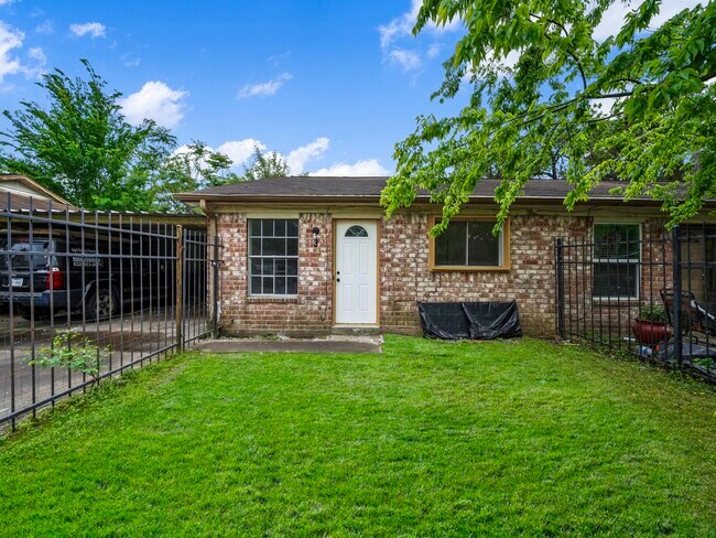 Building Photo - 1610 Crestdale Dr