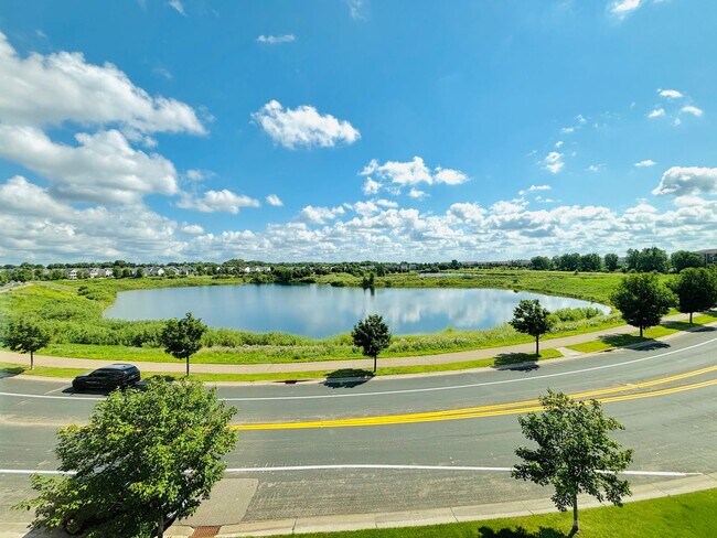 Building Photo - Updated 4bed/3bath Townhome in Prime Maple...